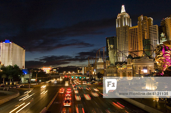 West Tropicana Avenue  Verkehr auf mehrspuriger Straße zwischen Casino New York und Excalibur  Las Vegas  Nevada  USA  Nordamerika