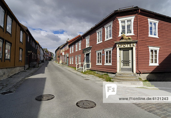 Apotheke in einer Straße von Röros  Eisenabbau- Stadt  Bergwerk  UNESCO-Weltkulturerbe  Sor-Trondelag  Norwegen