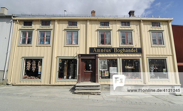 Krämerladen  Antiqutäten in einer Straße von Röros  Eisenabbau- Stadt  Bergwerk  UNESCO-Weltkulturerbe  Sor-Trondelag  Norwegen