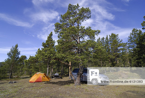 Auto und Zelt  einsamer Campingplatz  Jotunheimen  Norwegen  Skandinavien