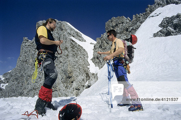 Bergsteiger checken ihr Equipment und bereiten sich auf eine Klettertour vor  Karwendel  Nordkette  Innsbrucker Klettersteig  Tirol  Österreich  Europa