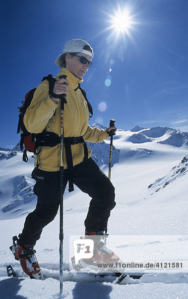 Skitourengeherin  Ötztaler Alpen    Tirol  Österreich  Europa