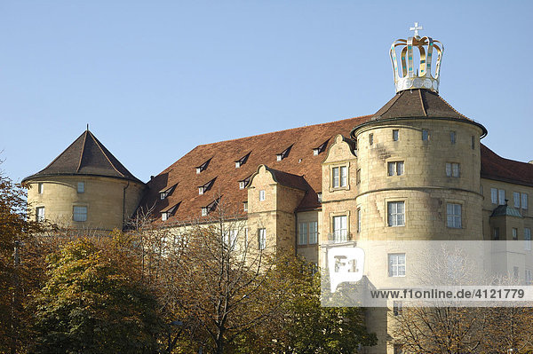 Das alte Schloss trägt anlässlich der Landesausstellung zur Geschichte des Königreiches Württemberg eine Krone  Stuttgart  Baden-Württemberg  Deutschland