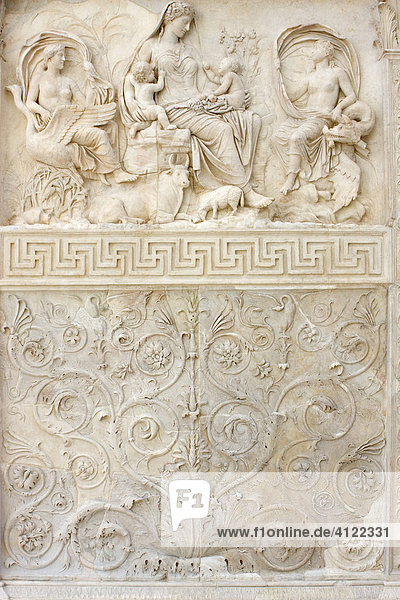 Relief der Tellus an der Stirnseite des Altars Museum der Ara Pacis Augustae  Rom  Italien