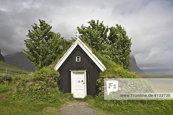 Kleinste Grassodenkirche Islands erbaut im 17 Jahrhundert  Hof Núpsstaður  Südküste  Island