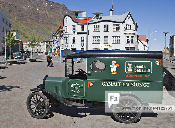 Oldtimer macht Werbung für die Bäckerei  Isafjörður  Westfjorde  Island
