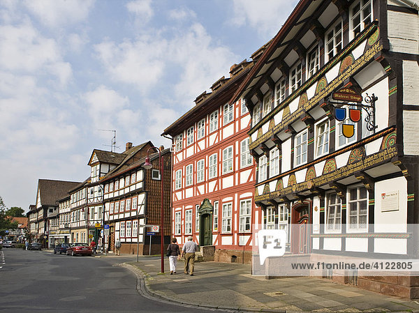 Neuer Markt 35 Bürgerhaus der Renaissance erbaut 1611 von Ciriacus Poggen und links Neuer Markt 33 Bau aus der Rococo Zeit 1769  Einbeck  Landkreis Northeim  Niedersachsen  Deutschland