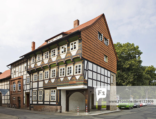 Fachwerkhaus Tiedexer Straße 31 im Jahre 1571 erbaut mit Handwewrkszeichen eines Bäckers  Einbeck  Landkreis Northeim  Niedersachsen  Deutschland