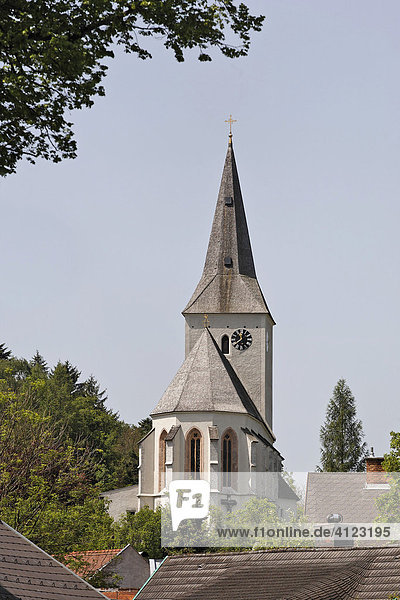 Wehrkirche aus dem Jahr 1502  Kaumberg  Triestingtal  Niederösterreich  Österreich