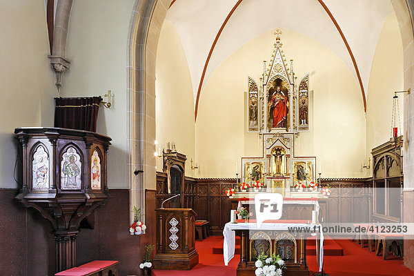 Innenraum mit neugotischem Flügelaltar und Kanzel  Kirche Weissenbach  Triestingtal  Niederösterreich  Österreich