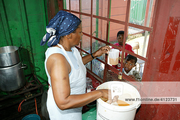 Essen wird in einer sogenannten Suppenküche ausgeteilt  Kapstadt  Südafrika
