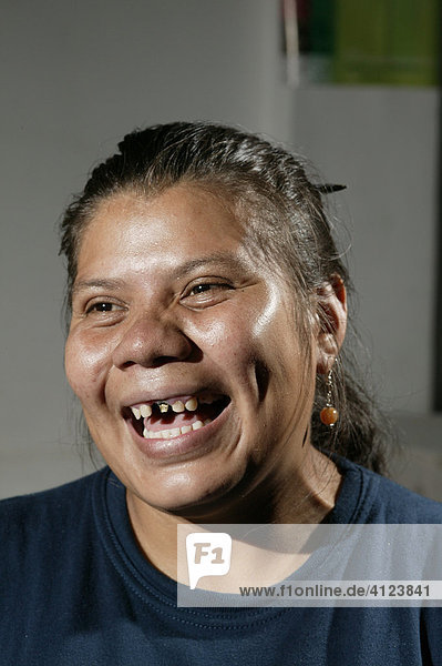 Frauenportrait  Frau mit Zahnlücken  Paraguay