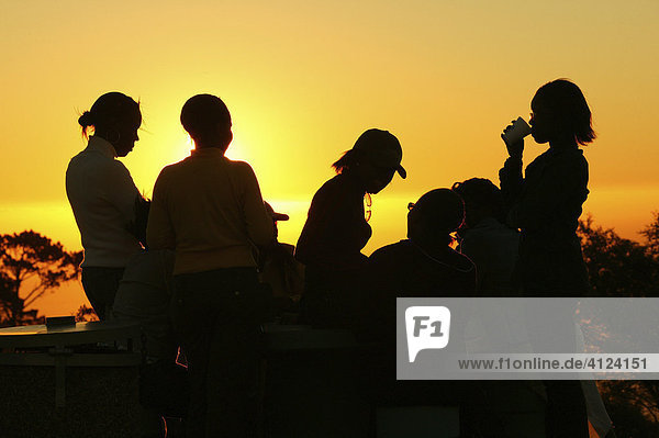 Besucher genießen den Sonnenuntergang vom Signal Hill  Kapstadt  Südafrika