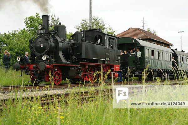 Historische Dampflokomotive zieht Personenwagen