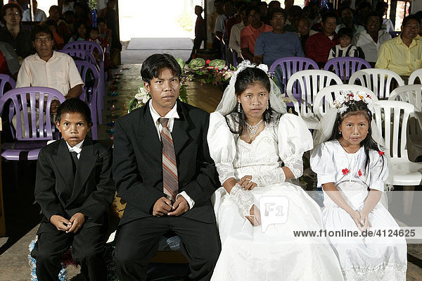 Brautpaar mit Blumenkindern  Indio Hochzeit  Loma Plata  Chaco  Paraguay  Südamerika