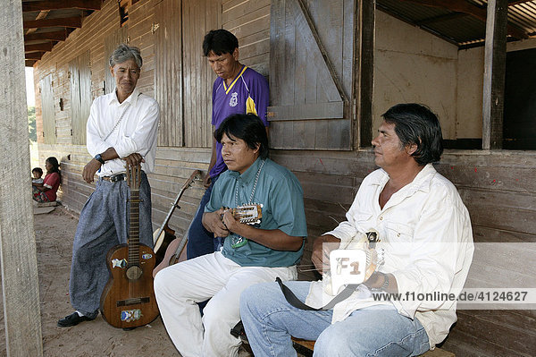 Musikanten Indios Loma Plata Chaco Paraguay Südamerika