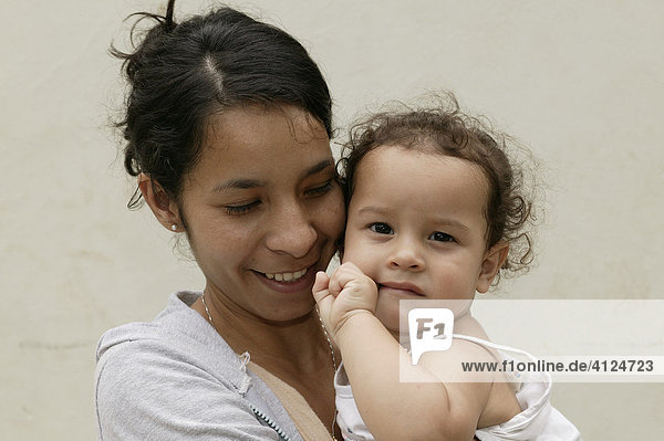 Mutter mit Kleinkind  Asuncion  Paraguay  Südamerika