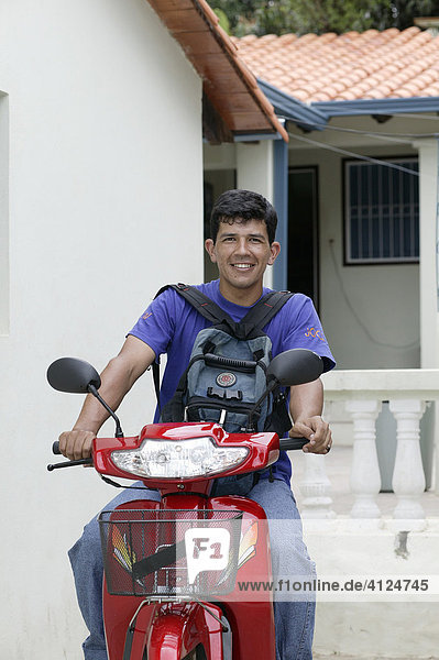 Junger Mann mit Motorrad  Asuncion  Paraguay  Südamerika