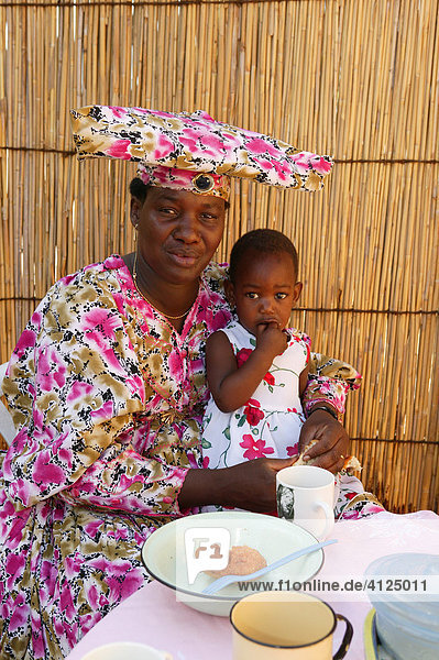 Einheimische beim Essen  Sehitwa  Botswana  Afrika