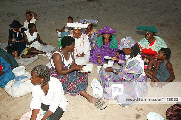 Frauen  Dorfgemeinde versammelt sich unter dem Dorfbaum  Sehitwa  Botswana  Afrika
