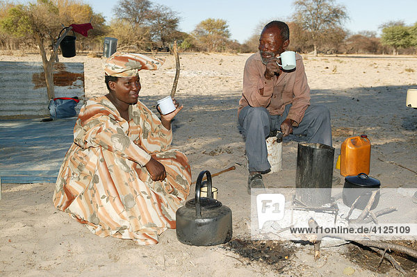 Frühstück am Lagerfeuer  Cattlepost Bothatogo  Botswana  Afrika