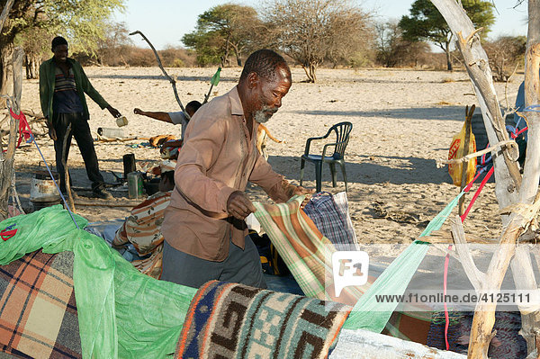 Nachtlager wird aufgeräumt  Cattlepost Bothatogo  Botswana  Afrika