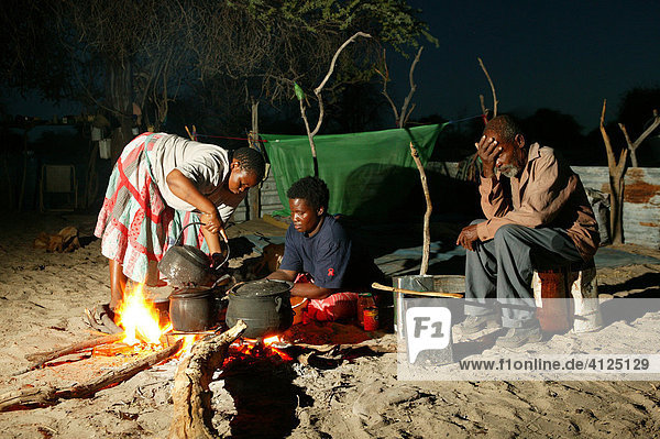 Zwei Frauen kochen am Lagerfeuer  Cattlepost Bothatoga  Botswana  Afrika