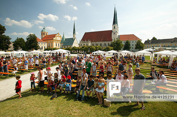 Kinder und Familien Forum am Kapellplatz in Altötting  Oberbayern  Bayern  Deutschland