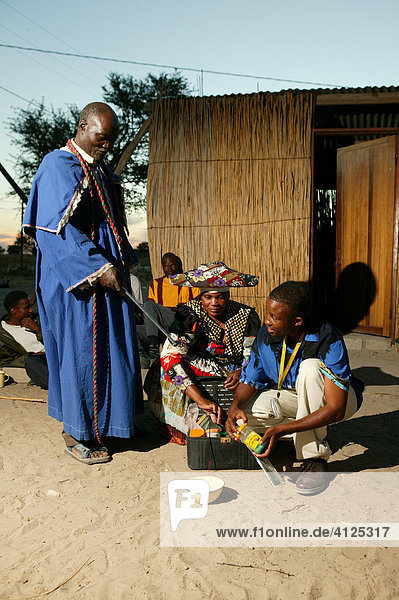 Herstellung von Medizin eines Wunderheilers einer Pfingstler-Gemeinde  Sehitwa  Botswana  Afrika
