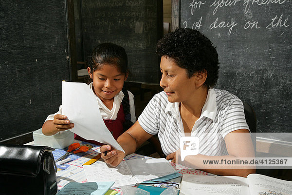 Schülerin und Lehrerin während des Unterrichtes  Amerindians vom Stamm der Arawaks  Santa Mission  Guyana  Südamerika