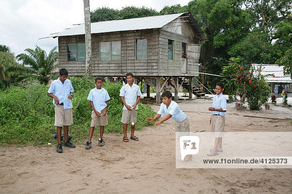 Schüler spielen während der Pause  Amerindians vom Stamm der Arawaks  Santa Mission  Guyana  Südamerika