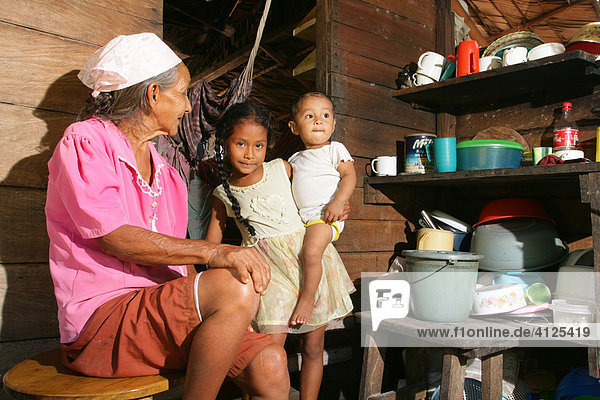 Großmutter mit Enkelkindern in der Küche  Amerindians vom Stamm der Arawaks  Santa Mission  Guyana  Südamerika
