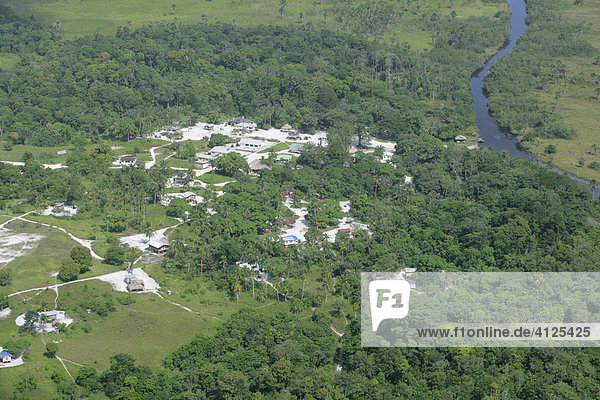 Neue Wohnsiedlung im Regenwald  Luftaufnahme  Guyana  Südamerika