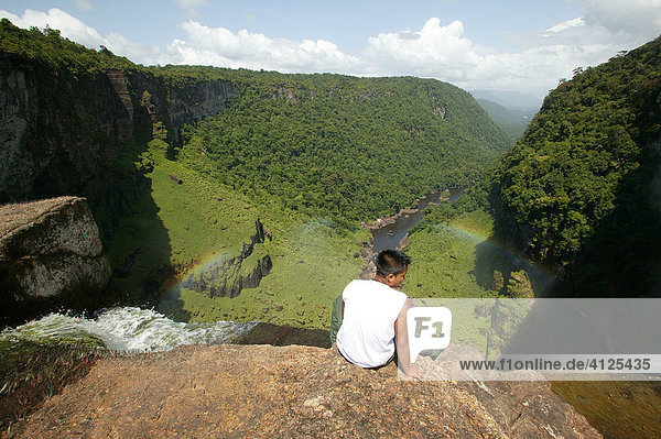 Besucher am Kaieteur Wasserfall  Guyana  Südamerika