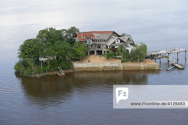 Haus auf einer Insel im Demerara Strom  Regenwald  Luftaufnahme  Guyana  Südamerika