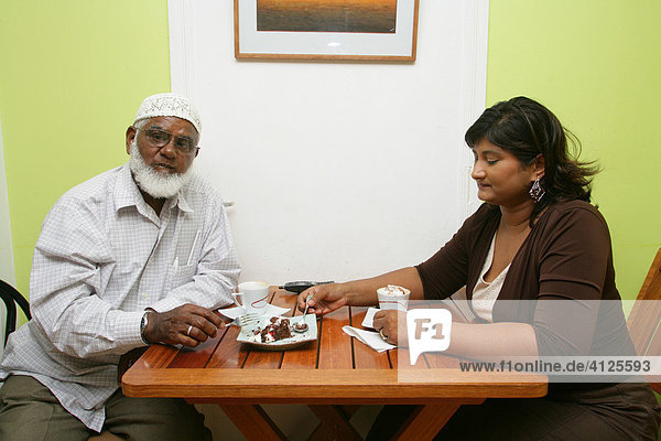 Zwei Besucher indischer Abstammung in einem Café  Georgetown  Guyana  Südamerika