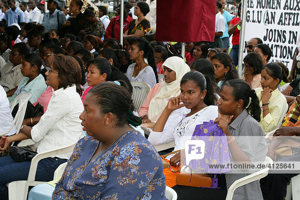 Frauen verschiedener Ethnien während einer Demonstration gegen Gewalt gegenüber Frauen  Georgetown  Guyana  Südamerika
