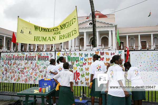 Vor dem Regierungsgebäude während einer Demonstration gegen Gewalt gegenüber Frauen  Georgetown  Guyana  Südamerika