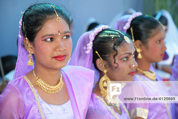 Girls of Indian ethnicity at a Hindu Festival in Georgetown  Guyana  South Amerik