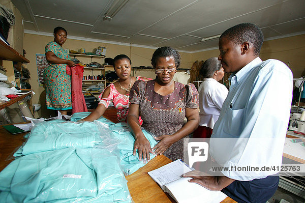 Frau beim Verpacken der Ware in einer Schneiderei  HIV/AIDS Hilfsorganisation  Gaborone  Botswana  Afrika