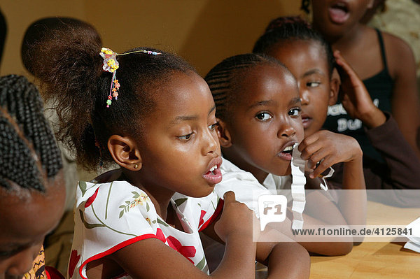 Kinder sitzen am Tisch  Francistown  Botswana  Afrika