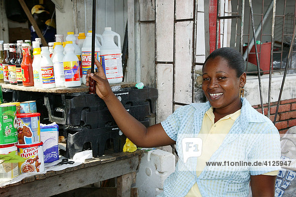Frau mit kleinem Laden  Marktplatz  Georgetown  Guyana  Südamerika