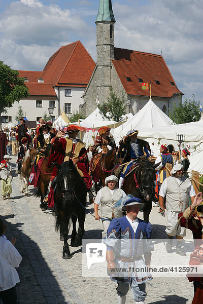 Participants dressed as a prince and princess at a medieval festival  Burghausen  Upper Bavaria  Bavaria  Germany  Europe
