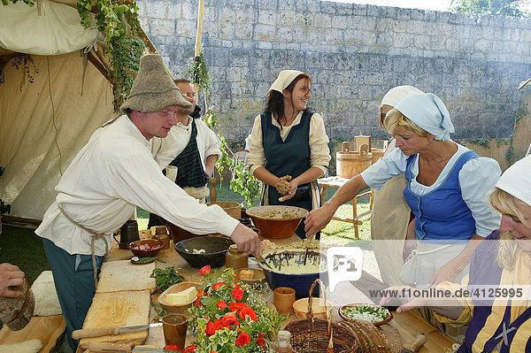 Landvolk beim Essen zubereiten  mittelalterliches Burgfest  Burghausen  Oberbayern  Bayern  Deutschland  Europa