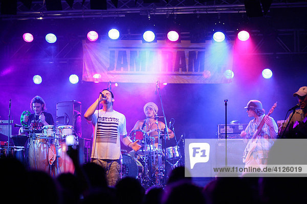 Reggae-Band JAMARAM während eines Konzerts  Mühldorf am Inn  Oberbayern  Bayern  Deutschland  Europa