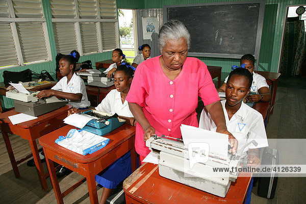 Mädchen in Uniform lernen Schreibmaschine schreiben  Bildungsstätte für junge Frauen  New Amsterdam  Guyana  Südamerika