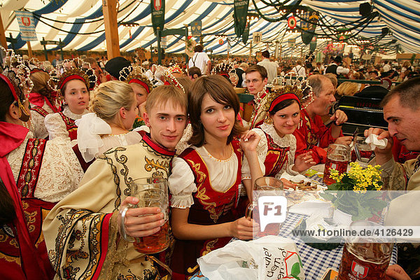 Trachtengruppe aus Weißrussland  im Bierzelt während des Volksfest  Internationales Trachtenfest  Mühldorf am Inn  Oberbayern  Bayern  Deutschland  Europa