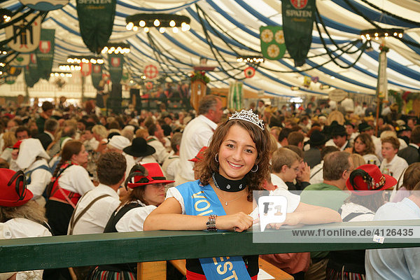Die Volksfestkönigin  Im Bierzelt während des Volksfest  Internationales Trachtenfest  Mühldorf  Oberbayern  Bayern  Deutschland  Europa