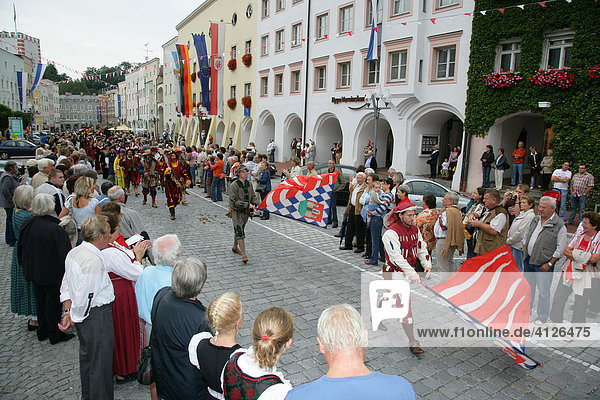 Fahnenschwinger während des Internationalen Trachtenfestes in Mühldorf am Inn  Oberbayern  Bayern  Deutschland  Europa
