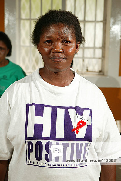 Frau mit HIV-T-Shirt  Präventionsarbeit HIV/AIDS  Kapstadt  Südafrika  Afrika